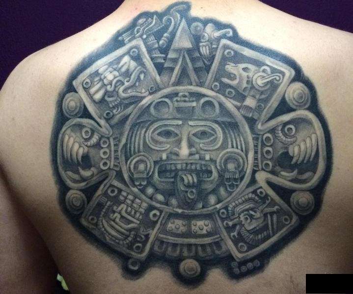 Tatuaje de calendario azteca en la espalda