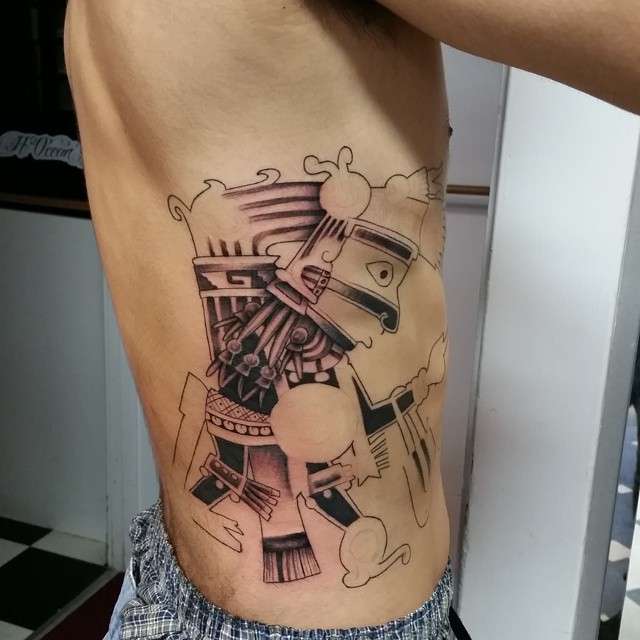 Tatuaje dios azteca - lateral