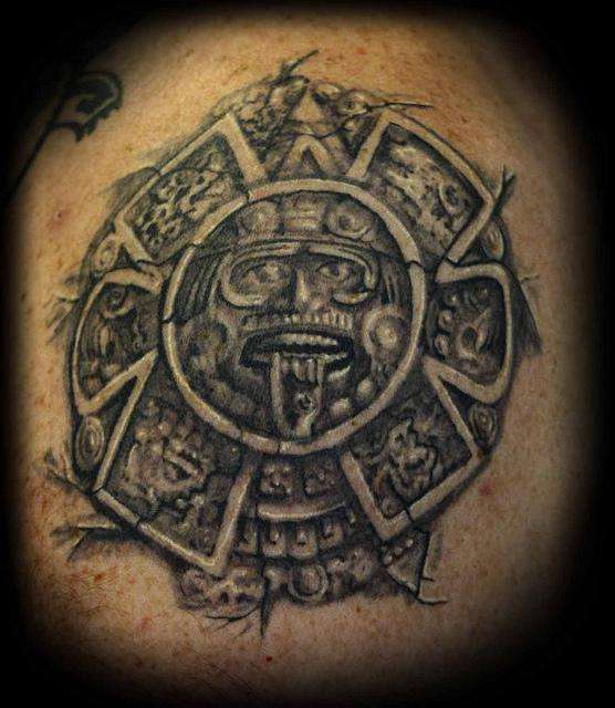 Tatuaje de calendario azteca 