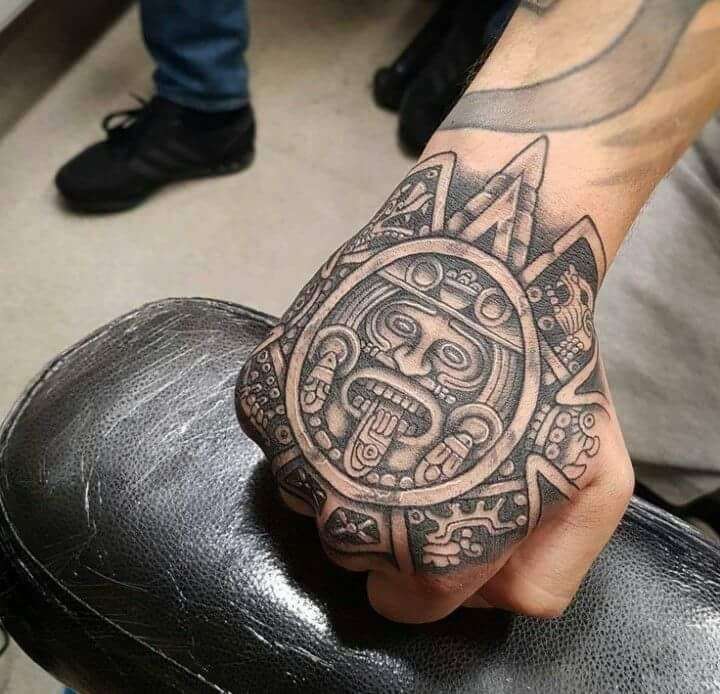 Tatuaje sol azteca en la mano