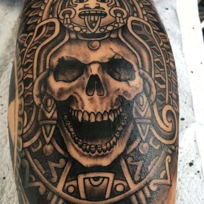 Tatuaje de calavera azteca