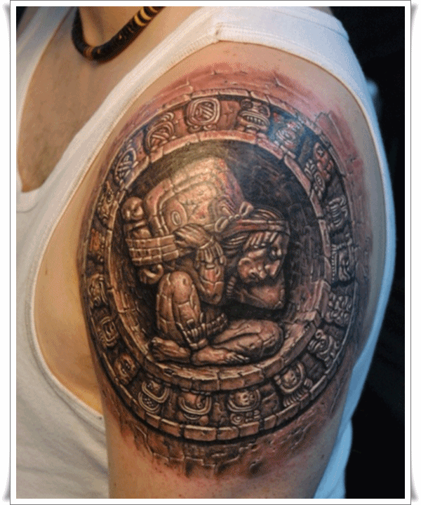 Tatuaje azteca - en el brazo