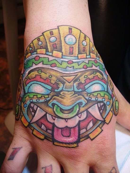 Tatuaje azteca en colores - en la mano