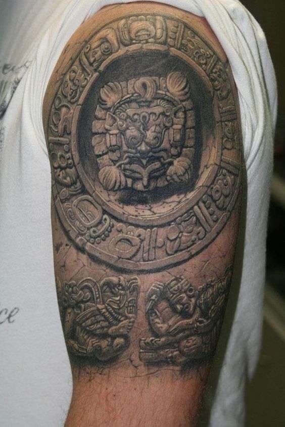 Tatuaje azteca -monolito