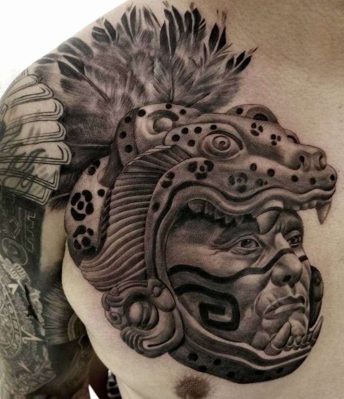 Tatuaje azteca - guerrero, jaguar y plumas