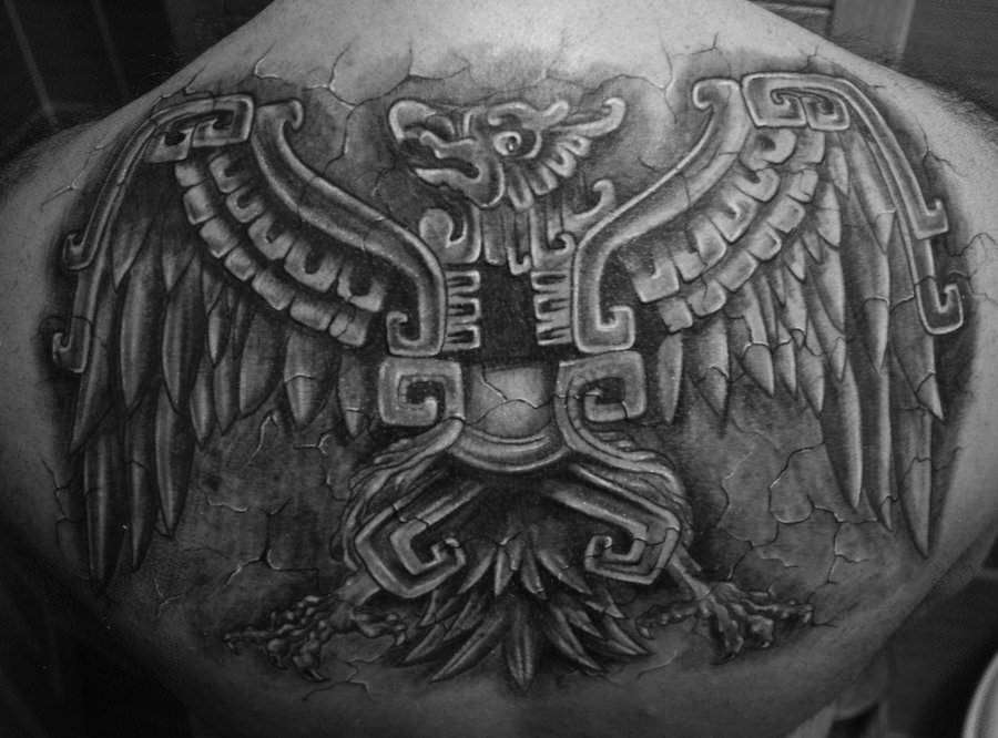 Tatuaje de águila azteca gris
