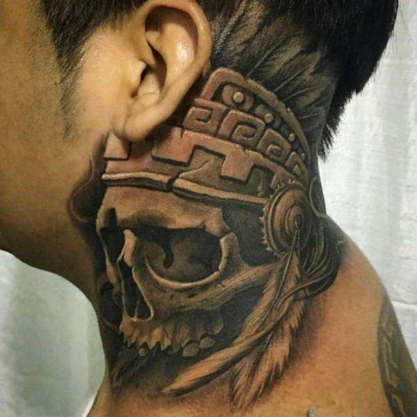 Tatuaje de calavera azteca con casco de plumas