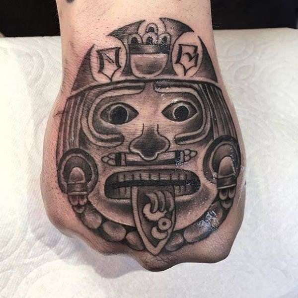 Tatuaje azteca - sol en la mano