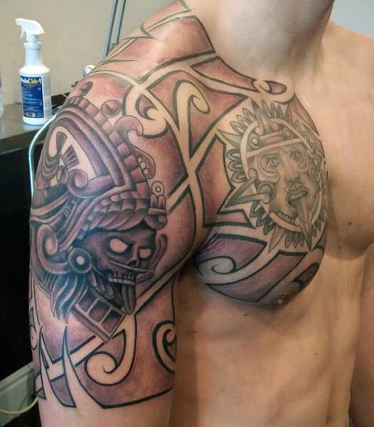 Tatuaje azteca -detalles en rojo