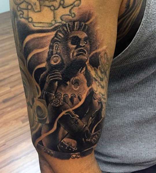 Tatuaje de guerrero azteca