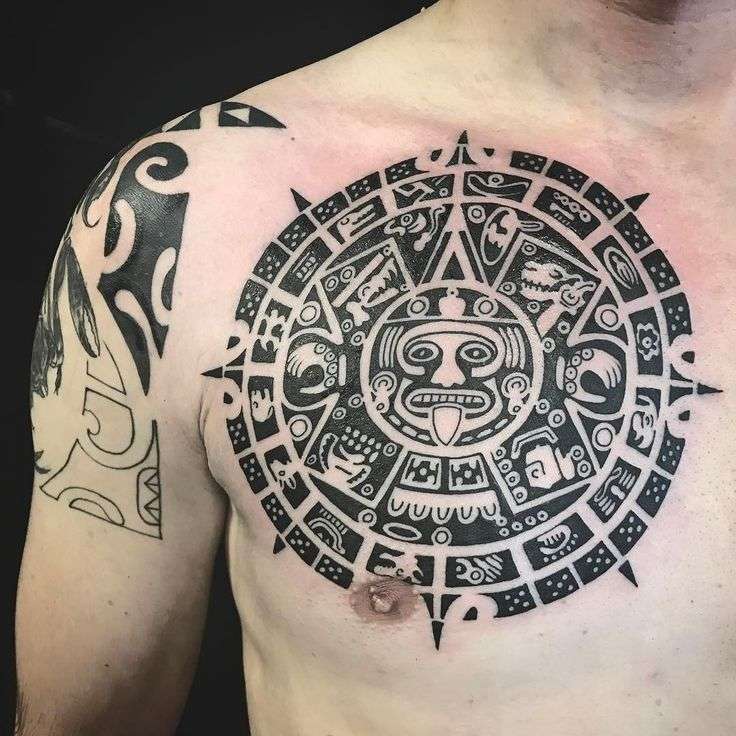 Tatuaje de calendario azteca en pecho