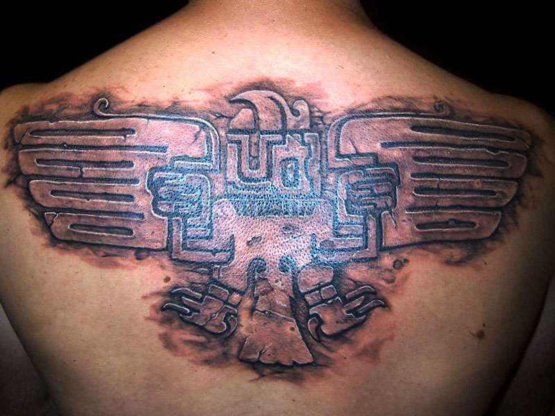 Tatuaje de águila azteca grande en la espalda
