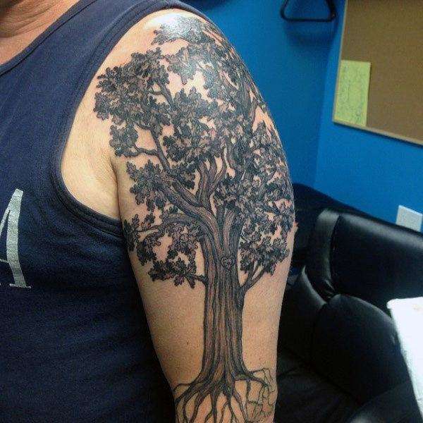 Tatuaje de árbol en hombro y brazo