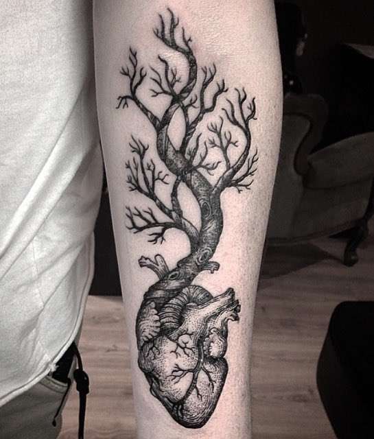 Tatuaje de árbol con raíz de corazón