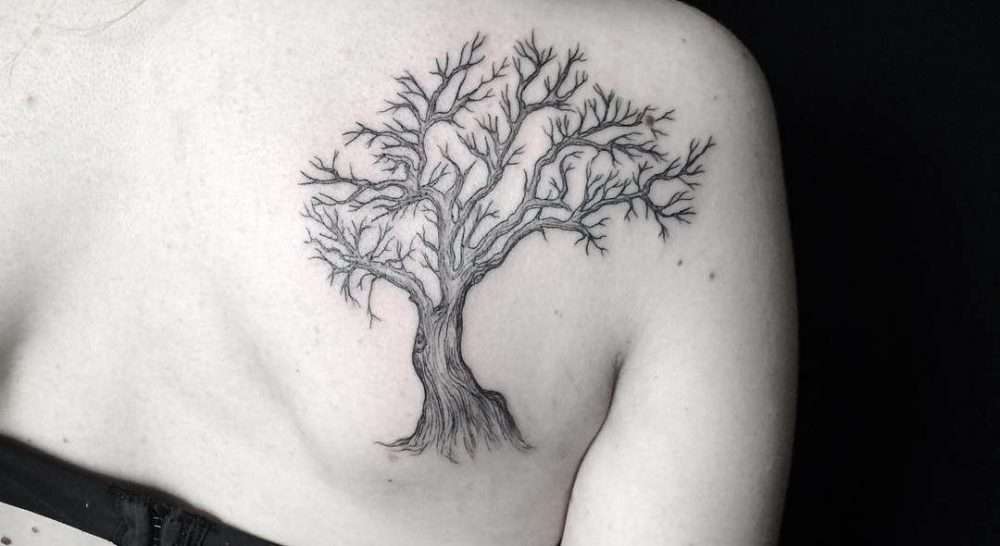 Tatuaje de árbol seco en omóplato