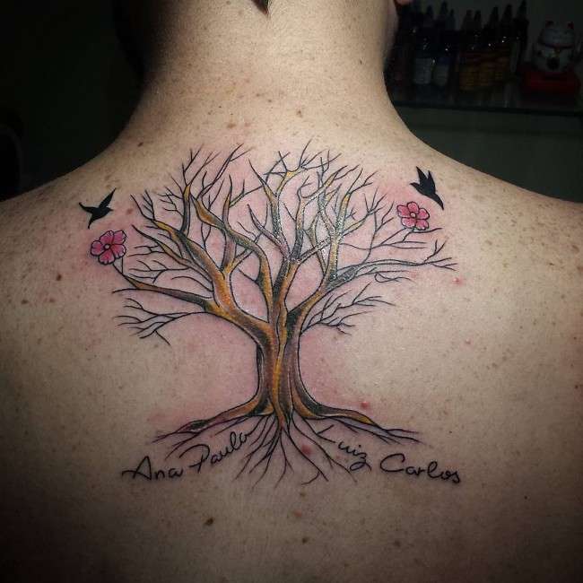 Tatuaje de árbol con dos flores y dos aves