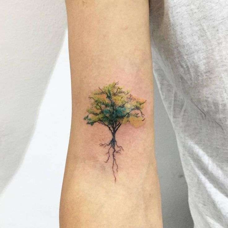 Tatuaje de árbol en colores amarillo y verde