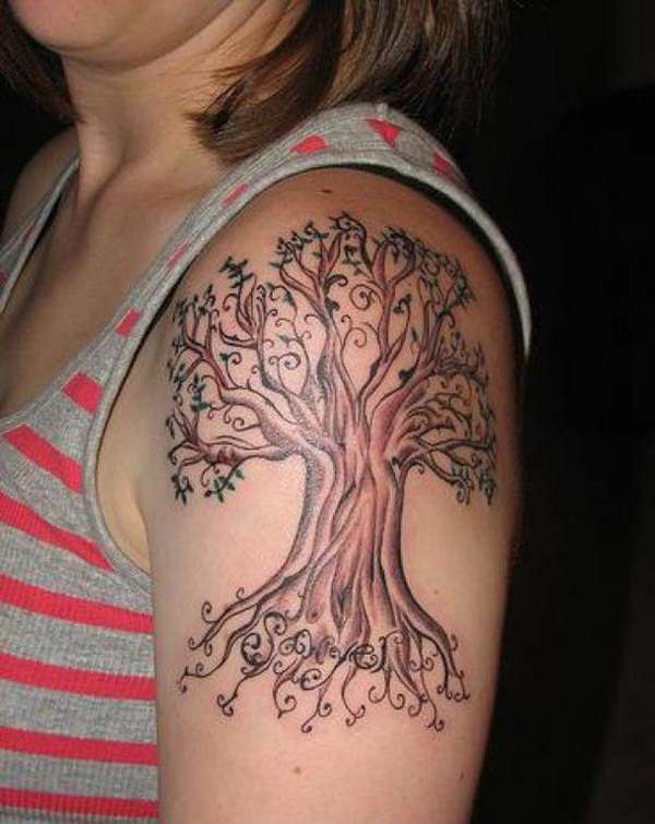 Tatuaje de árbol con brotes