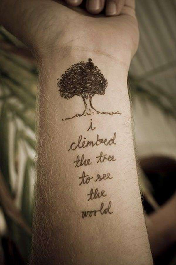 Tatuaje de árbol en muñeca