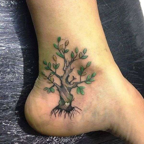 Tatuaje de árbol en tobillo