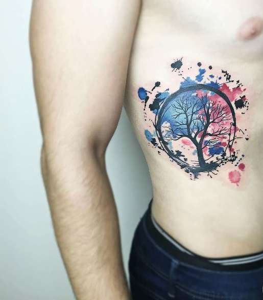 Tatuaje de árbol de la vida en azul y rojo -acuarela