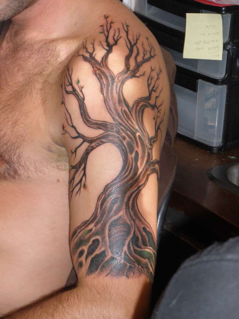 Tatuaje de árbol seco en el brazo