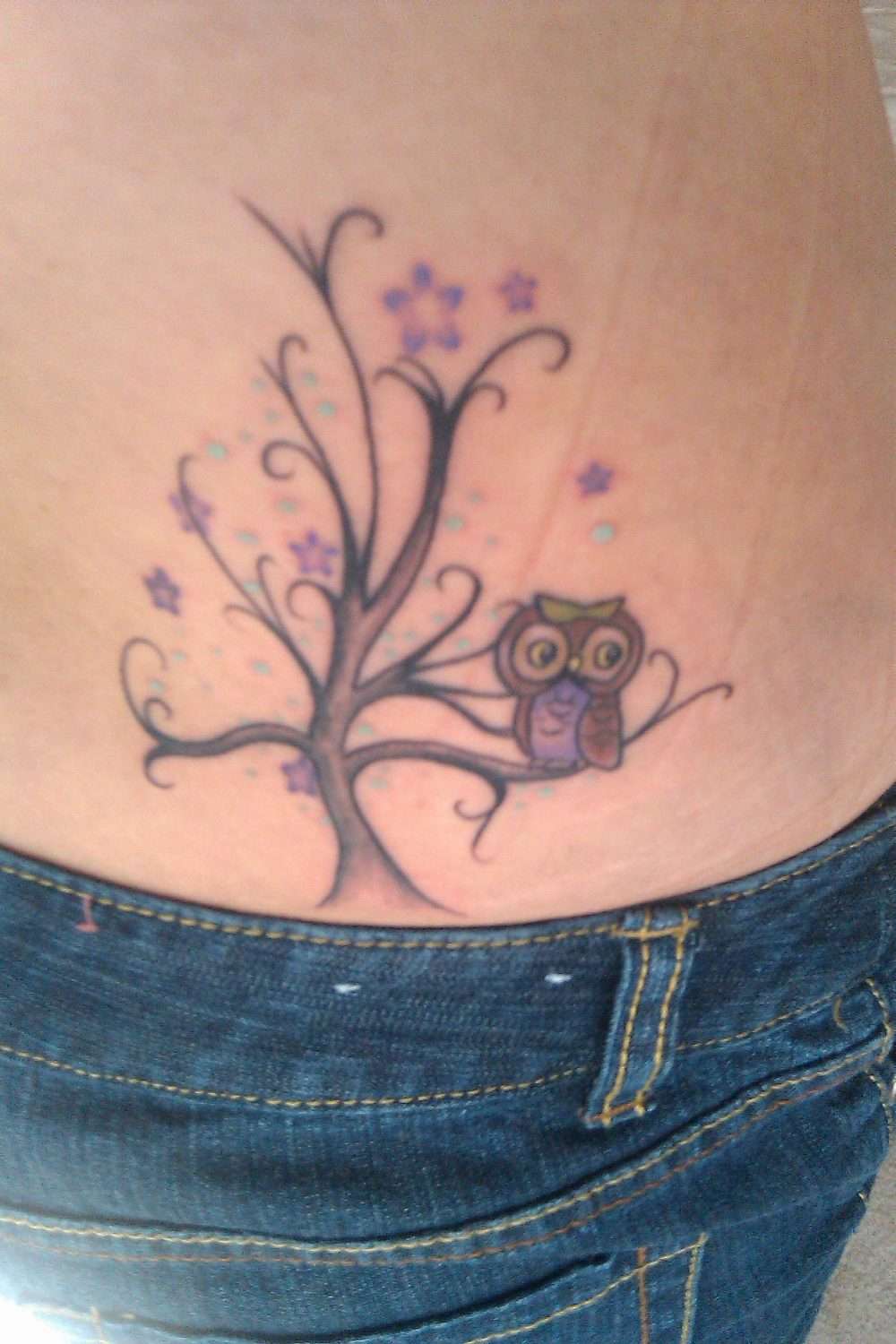 Tatuaje de árbol y búho