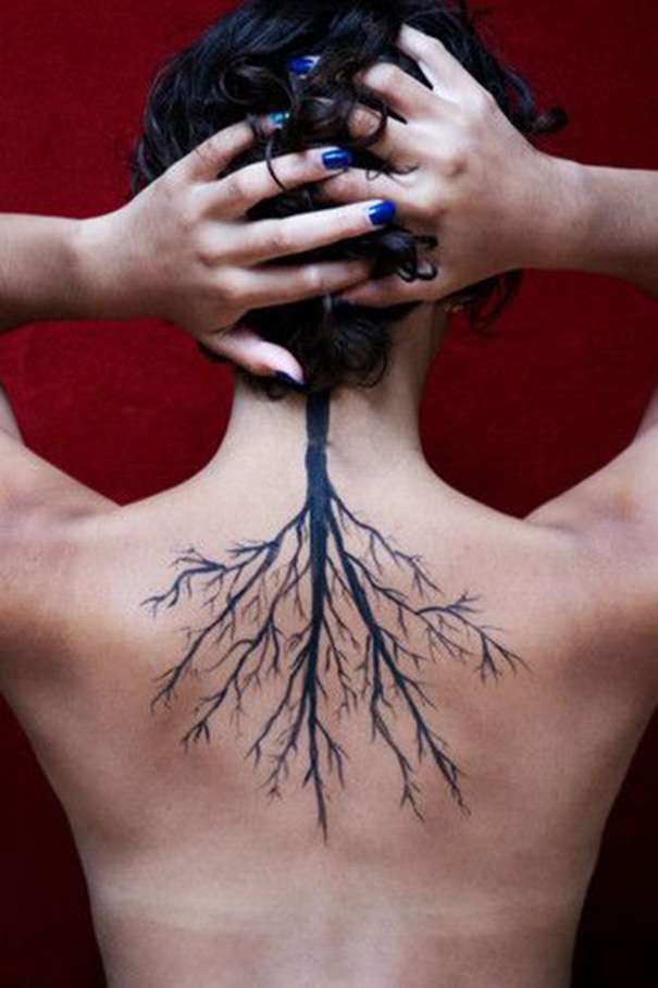 Tatuaje de árbol seco invertido