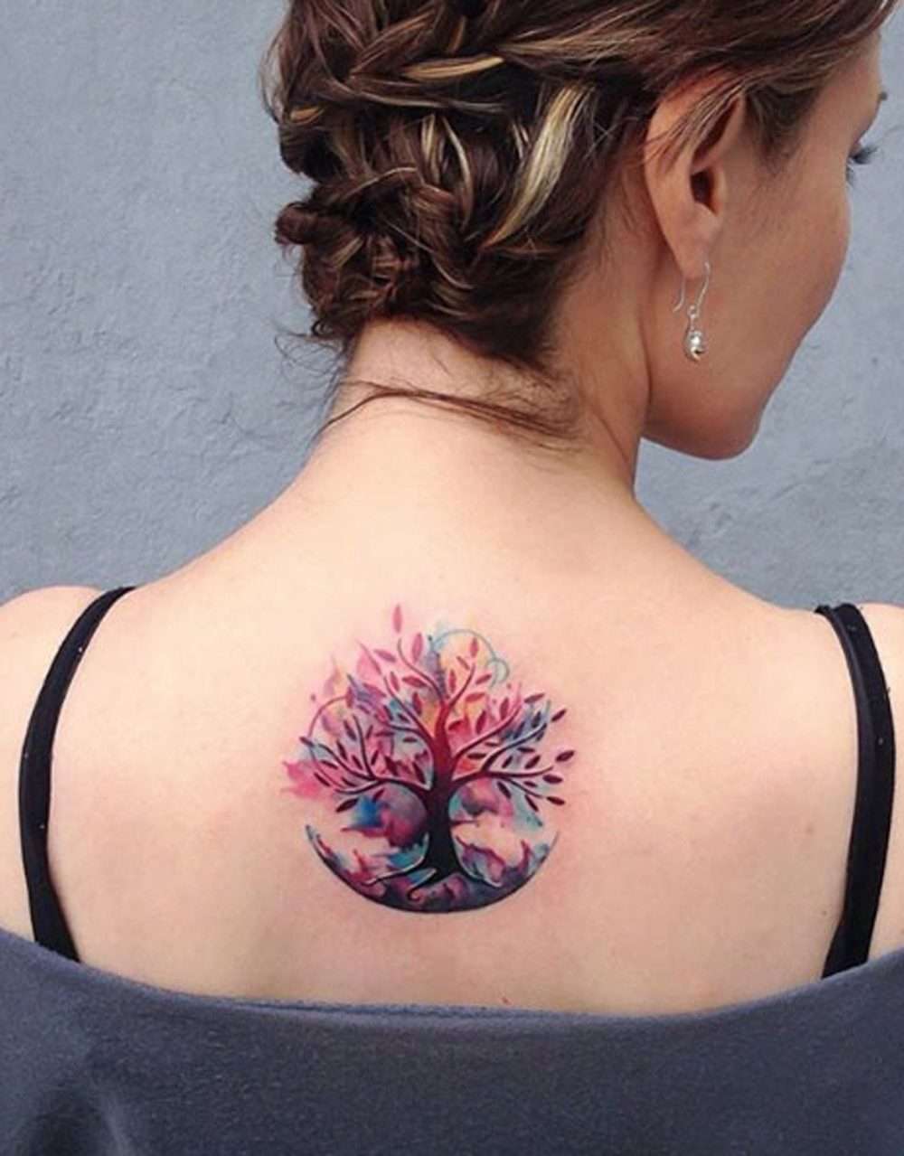 Tatuaje de árbol de colores en la espalda