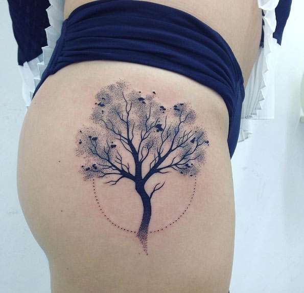 Tatuaje de árbol en la cadera