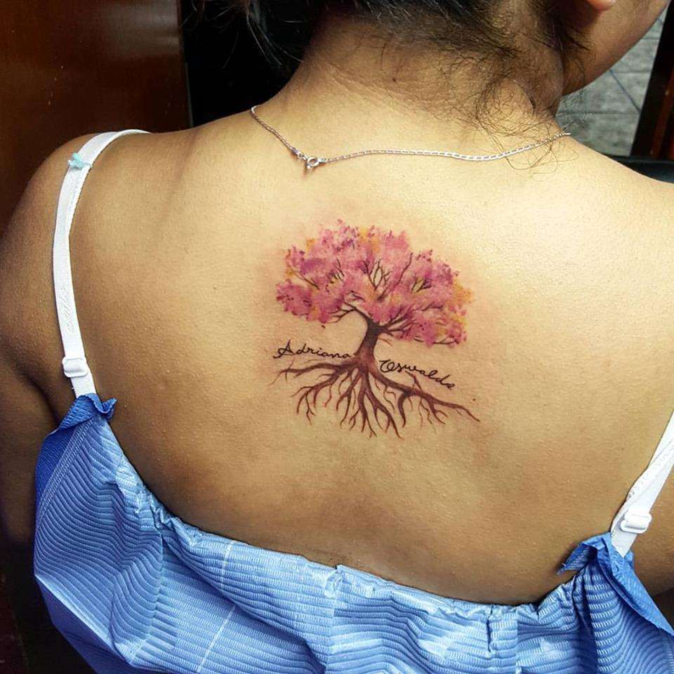 Tatuaje de árbol con copa rosada