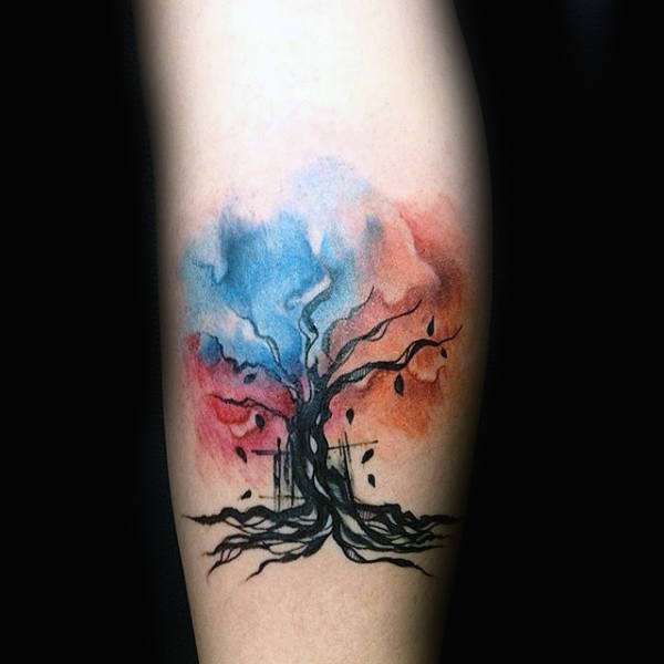 Tatuaje de árbol con hojas que caen