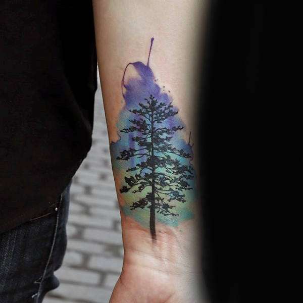 Tatuaje de árbol en colores, en antebrazo