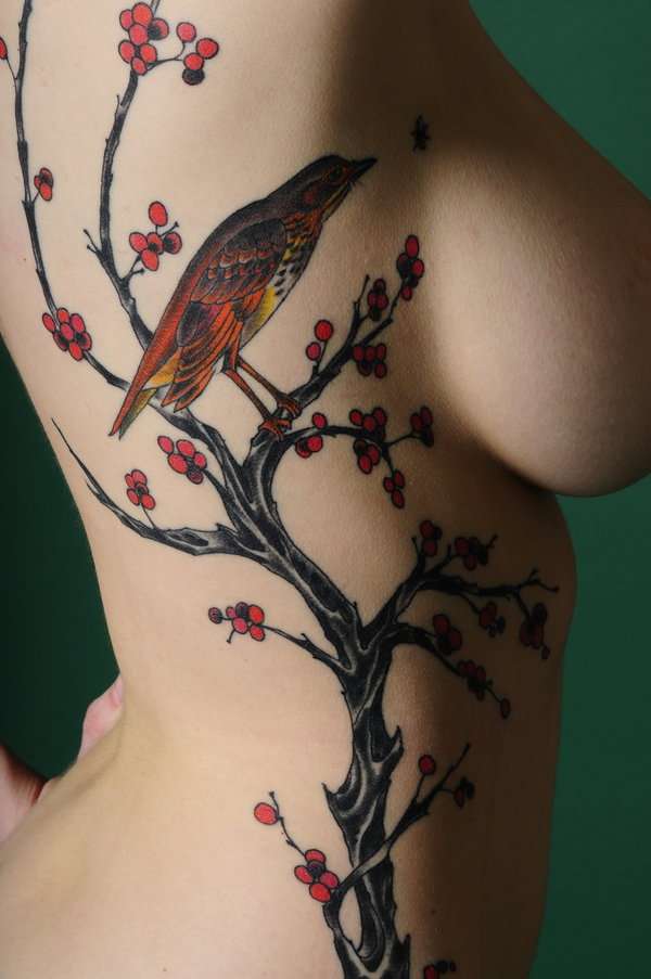 Tatuaje de árbol y pájaro