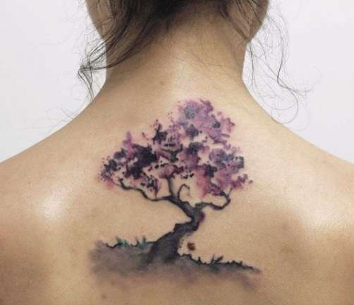 Tatuaje de árbol en colores violeta