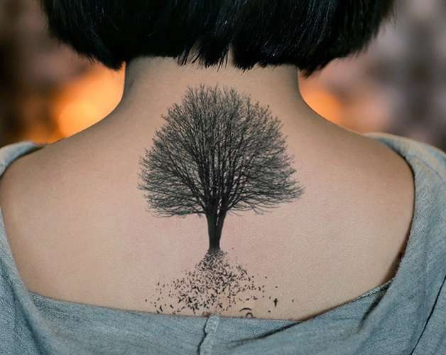 Tatuaje de árbol en la nuca
