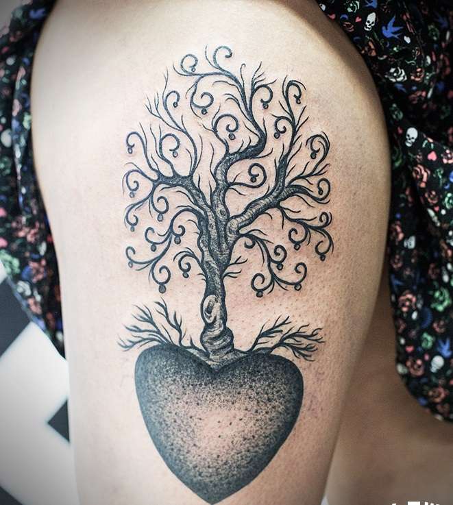 Tatuaje de árbol con raíz de corazón