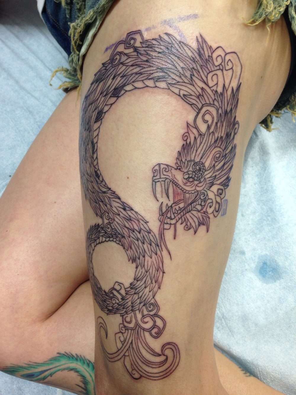 Tatuaje de Quetzalcoatl en pierna