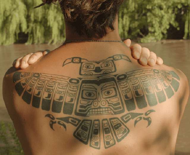Tatuaje de águila azteca en la espalda
