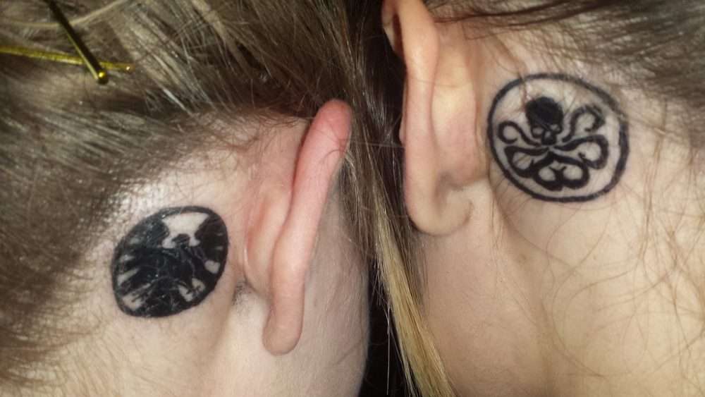 Tatuaje de mejores amigas detrás de la oreja