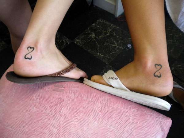 Tatuaje de mejores amigas - símbolo del infinito