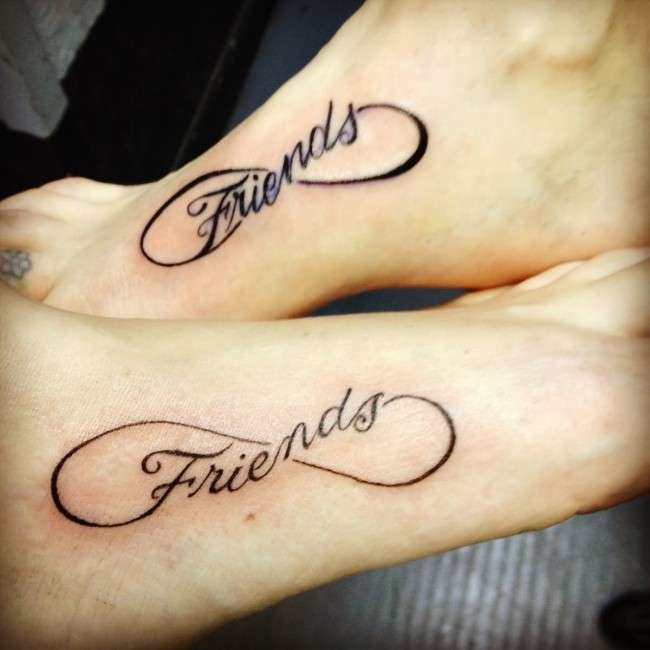 Tatuaje de mejores amigas en pie