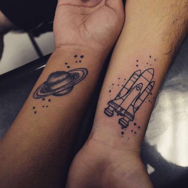 Tatuaje de mejores amigos - saturno y cohete