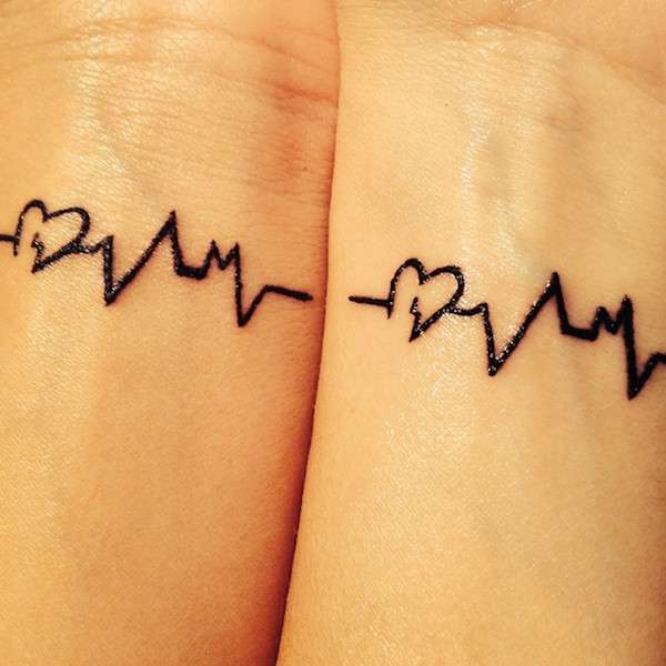 Tatuaje de mejores amigas - corazón en electrocardiograma