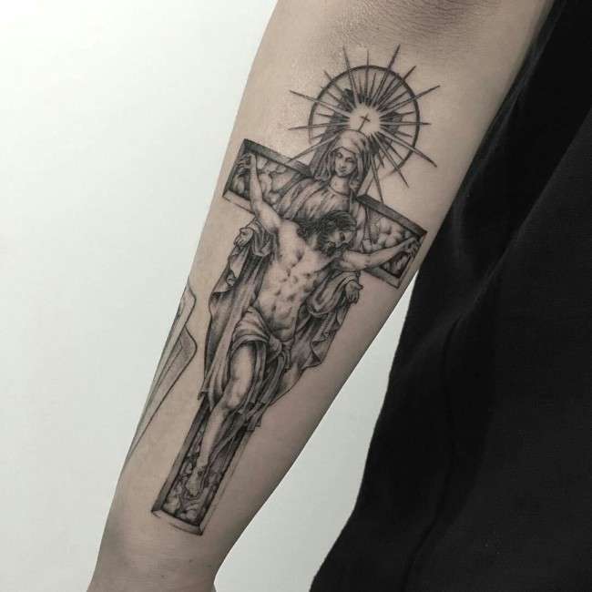 Tatuajes cristianos : Jesús en la cruz con la Virgen María