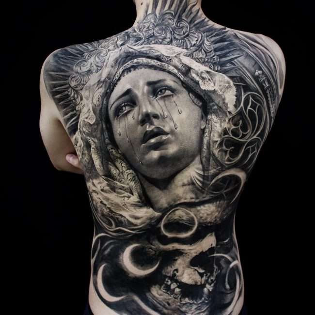Tatuaje de la Virgen María en toda la espalda