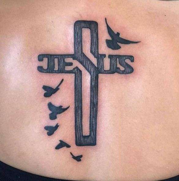 Tatuajes cristianos - Cruz y palomas