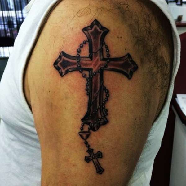 Tatuajes cristianos - cruz y rosario