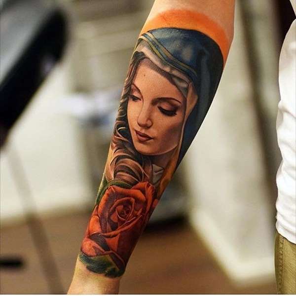 Tatuaje de la Virgen María en colores