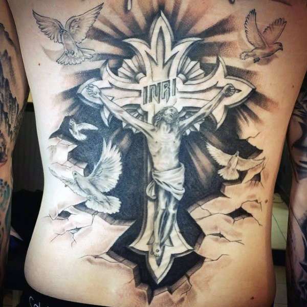 Tatuajes cristianos: Jesús en la cruz con palomas blancas
